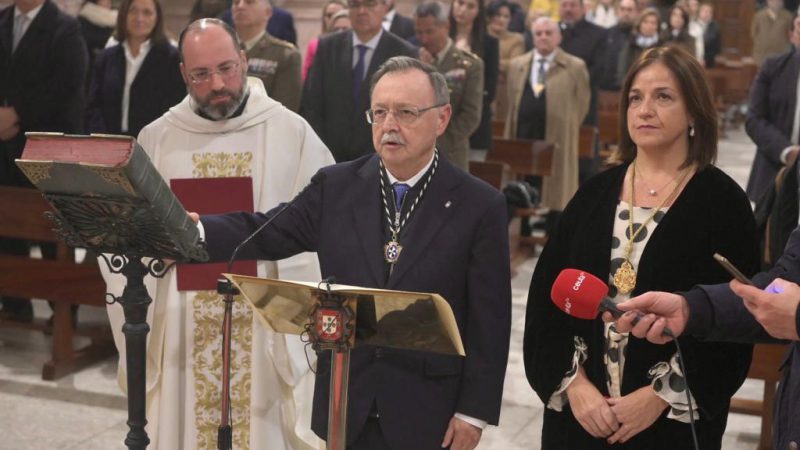 El presidente de la Ciudad, Juan Jesús Vivas Lara, renovando el Voto de Gracias a la Patrona y Alcaldesa Perpetua de Ceuta, Santa María de África