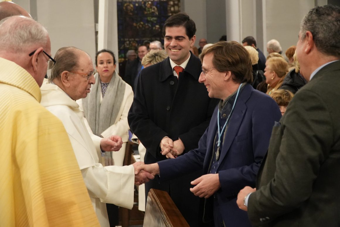 El alcalde (PP) de Madrid asiste a misa en el santuario de Atocha de los dominicos y recibe la medalla de la Virgen del Rosario