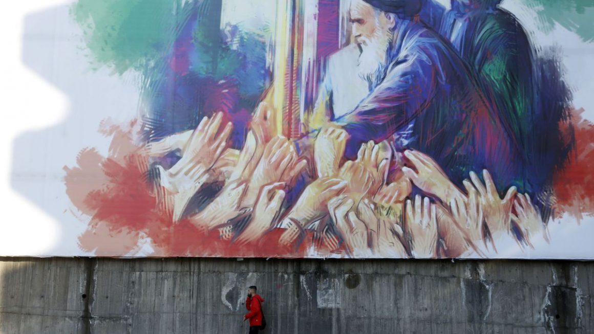 Irán conmemora estos días el regreso al país hace 44 años del ayatolá Ruholá Jomeiní. ABEDIN TAHERKENAREH (EFE)