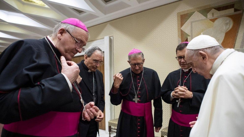Foto de archivo del papa Francisco y un grupo de obispos franceses mientras guardan un momento de silencio por las víctimas de los abusos sexuales en la Iglesia. — Reuters