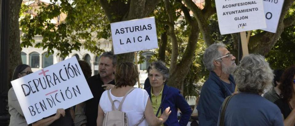 Participantes en una concentración de Asturias Laica. | C. F.
