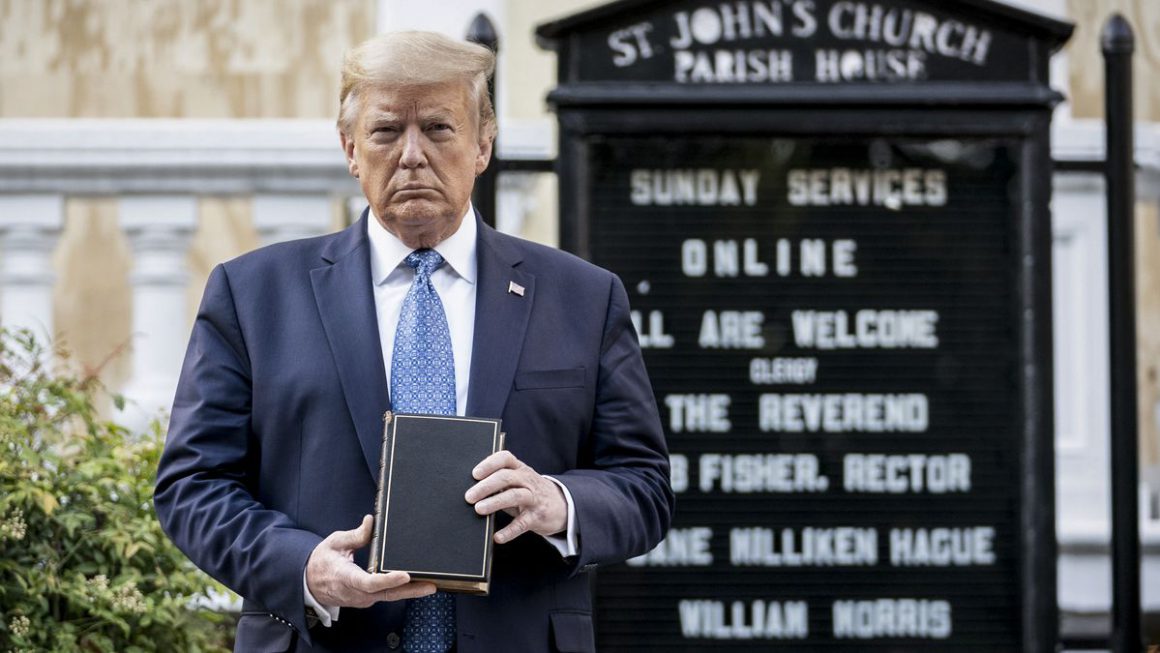 Donald Trump sostiene una biblia junto a una iglesia en Washington en 2020 durante las protestas por el asesinato de George Floyd, víctima de la brutalidad y el racismo policial. Shealah Craighead