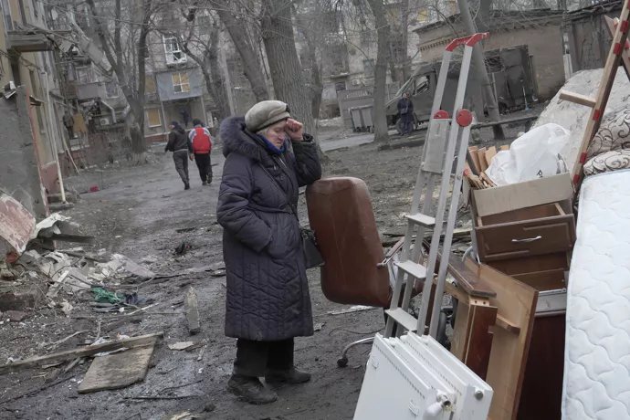 Tras un bombardeo ruso sobre una área residencial de Kramatorsk, la octogenaria Natacha trata de recuperar algunos enseres de su hogar. U. A.