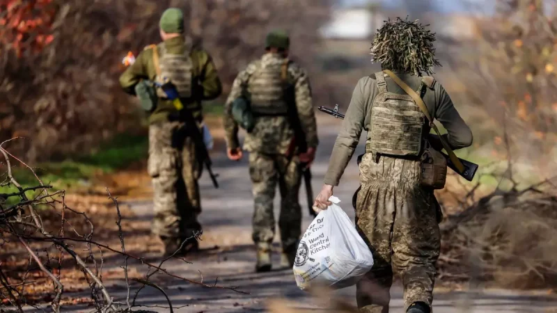 Varios soldados en Jersón, una región de Ucrania