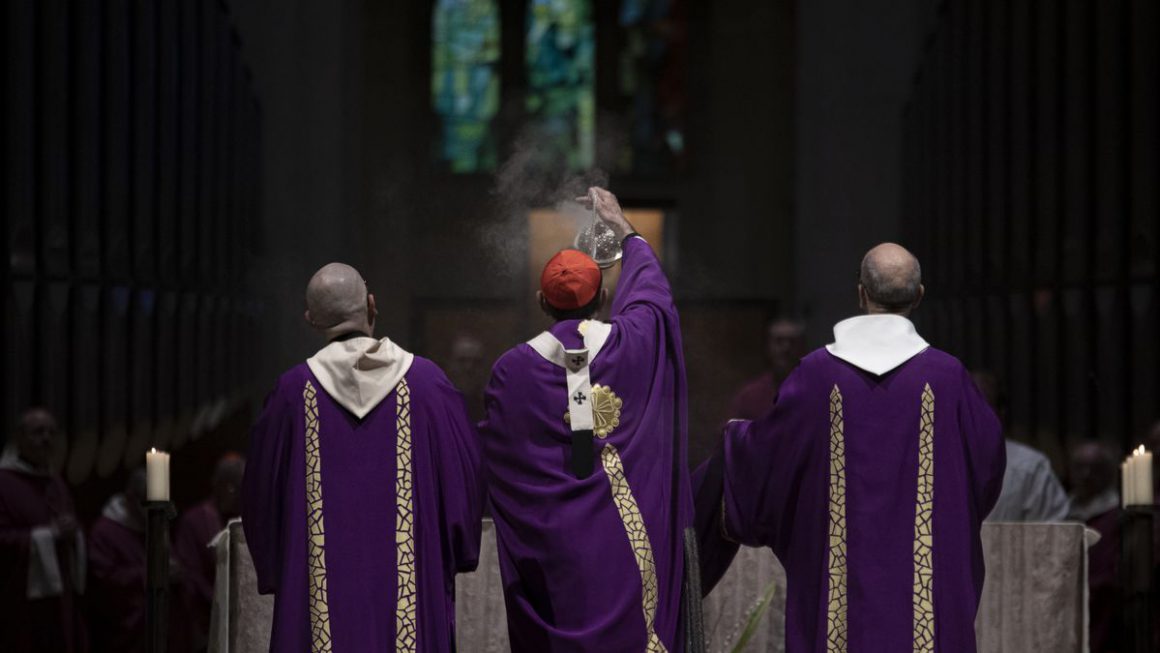 El Arzobispo de Barcelona durante una misa en la Basílica de la Sagrada Familia. EP