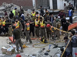 Funcionarios de seguridad y rescatistas en el sitio de un atentado suicida con explosivos dentro de una mezquita en la ciudad de Peshawar, Pakistán, el lunes 30 de enero de 2023. (Zubair Khan / Associated Press)