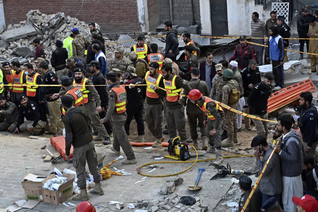 Funcionarios de seguridad y rescatistas en el sitio de un atentado suicida con explosivos dentro de una mezquita en la ciudad de Peshawar, Pakistán, el lunes 30 de enero de 2023. (Zubair Khan / Associated Press)