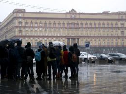 Un grupo de gente delante de la sede del Servicio Federal de Seguridad de la Federación de Rusia en el centro de Moscú. / SERGEI KARPUKHIN / REUTERS