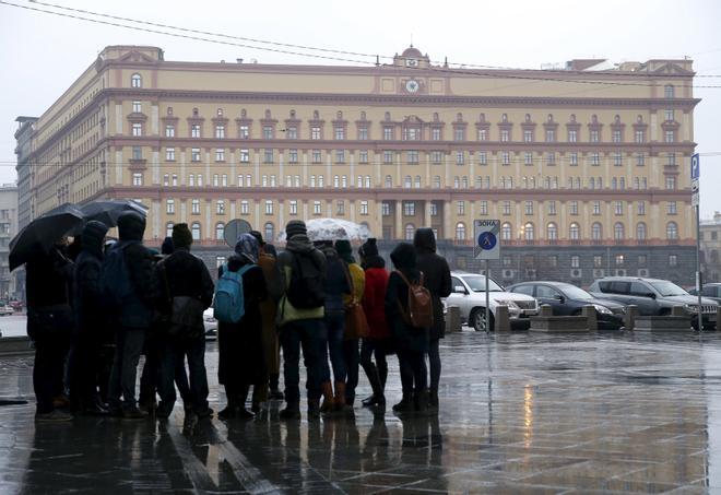 Un grupo de gente delante de la sede del Servicio Federal de Seguridad de la Federación de Rusia en el centro de Moscú. / SERGEI KARPUKHIN / REUTERS