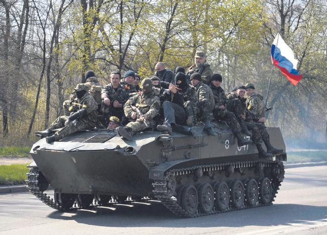 Un tanque ruso con la bandera del país. /