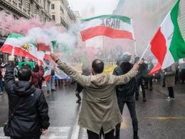 Manifestantes con pancartas y banderas contra el régimen de Irán en Roma. - Mauro Scrobogna/LaPresse via ZUM / DPA - Archivo