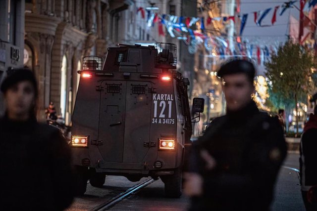Un vehículo de Policía en la avenida Istiklal en Estambul, Turquía - Onur Dogman/SOPA Images via ZUMA / DPA - Archivo