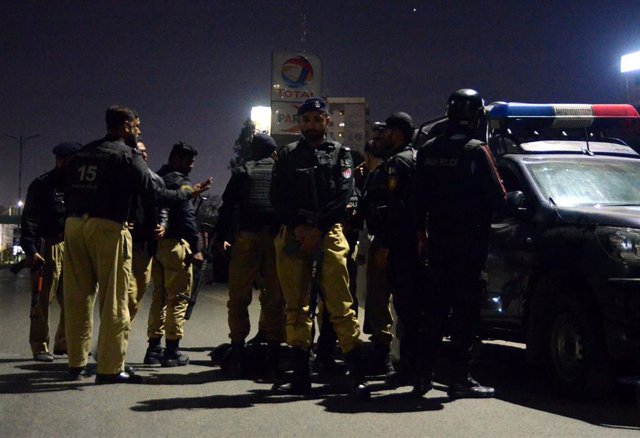Policías de Pakistán tras un atentado de Tehrik-i-Taliban Pakistan (TTP), conocido como los talibán paquistaníes, contra una comisaría en la ciudad de Karachi