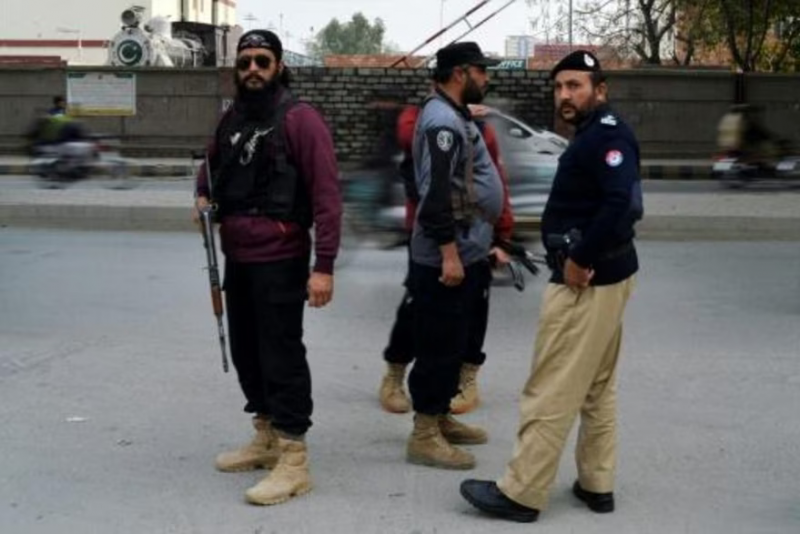 Policías paquistaníes montan guardia en una calle de Peshawar el 1 de febrero de 2023, al día siguiente del atentado mortal contra una mezquita afp_tickers