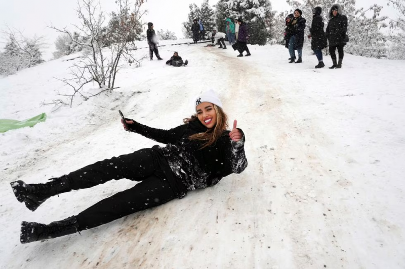 Una mujer iraní se desliza en la nieve en un parque de Teherán, el 12 de febrero de 2023.Vahid Salemi (AP)