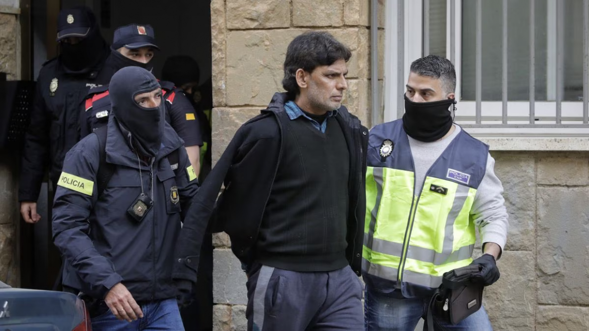Ghulam Abbas, detenido en su domicilio en Terrassa (Barcelona), este miércoles.Foto: MASSIMILIANO MINOCRI