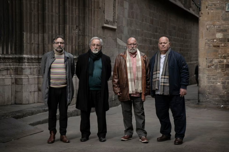 Lluís Boiria, Lluís Grau, Leopoldo Lluch y Xavier Torrentò, que acusan de abusos al sacerdote José Vendrell, el martes en las inmediaciones de la catedral de Barcelona.