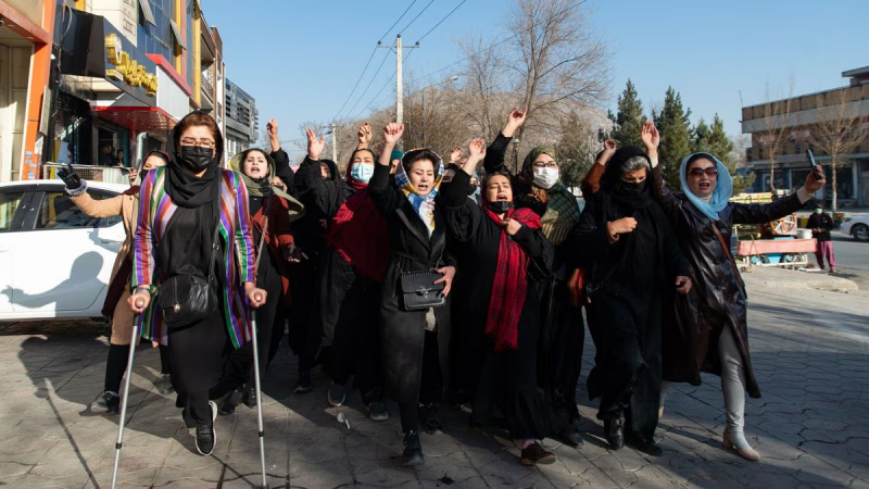 Un grupo de afganas protestan, el 22 de diciembre, contra el veto de los talibán a que las mujeres puedan acceder a la universidad.