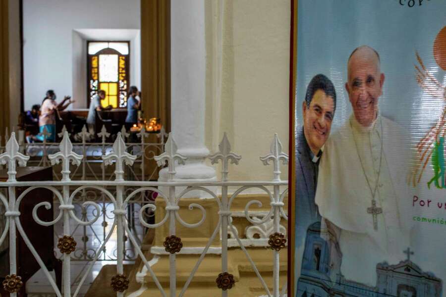 Un cartel con el obispo Rolando Álvarez y el papa Francisco cuelga dentro de la Catedral en Matagalpa, Nicaragua, el 19 de agosto de 2022. Foto AP/Inti Ocon, Archivo