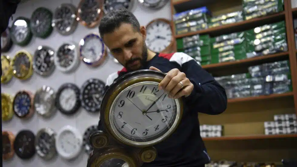 Un vendedor de relojes adapta uno de sus productos en una tienda de Beirut. EFE
