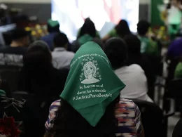 Una pañoleta verde con el rostro de Beatriz, en San Salvador.Rodrigo Sura