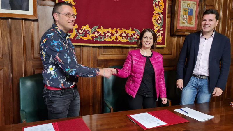 Momento de la firma del acuerdo por el que el Ayuntamiento de Teruel aporta 29.000 euros a la Junta de Cofradías y Hermandades