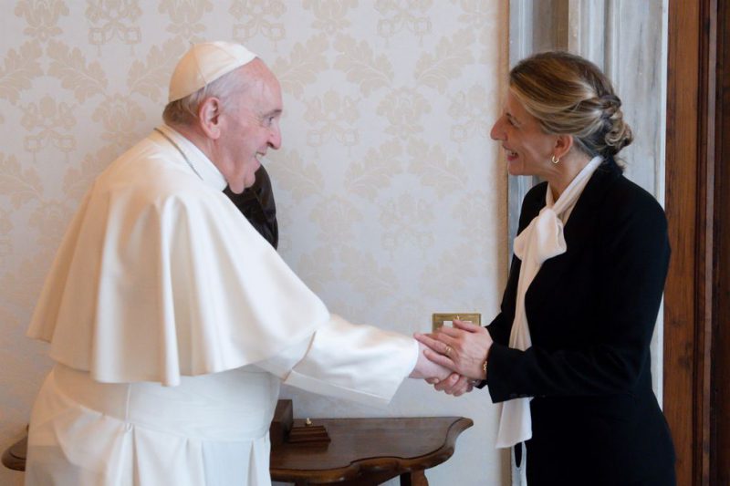 El Papa recibe a la vicepresidenta segunda y ministra de Trabajo, Yolanda Díaz, el pasado 11 de diciembre en el Vaticano.VATICAN MEDIA (Europa Press)
