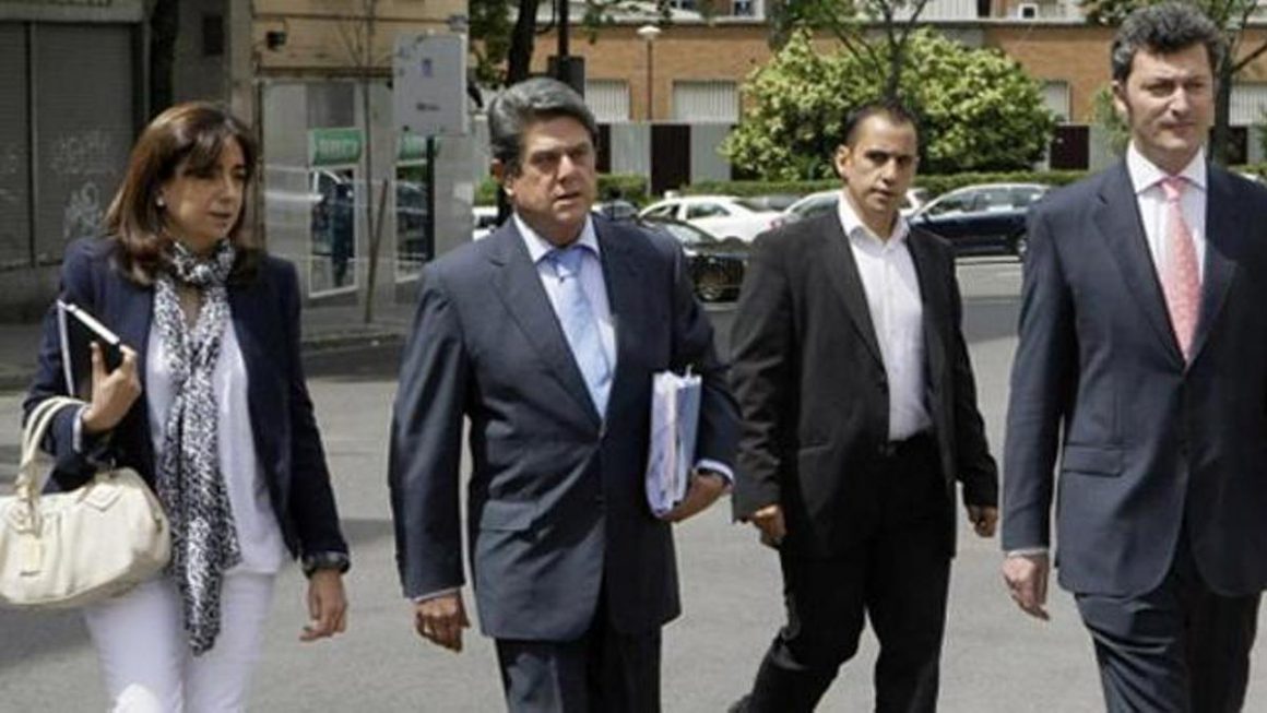 Federico Trillo entrega el recurso en el Tribunal Constitucional en 2010 Partido Popular