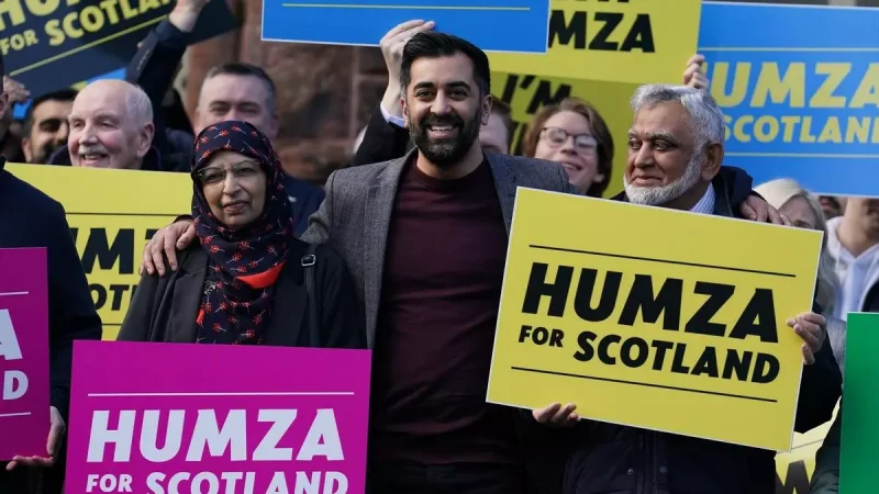 Humza Yousaf en un acto de campaña con su madre y su padre en Glasgow en febrero. Andrew Milligan / PA Wire / dpa