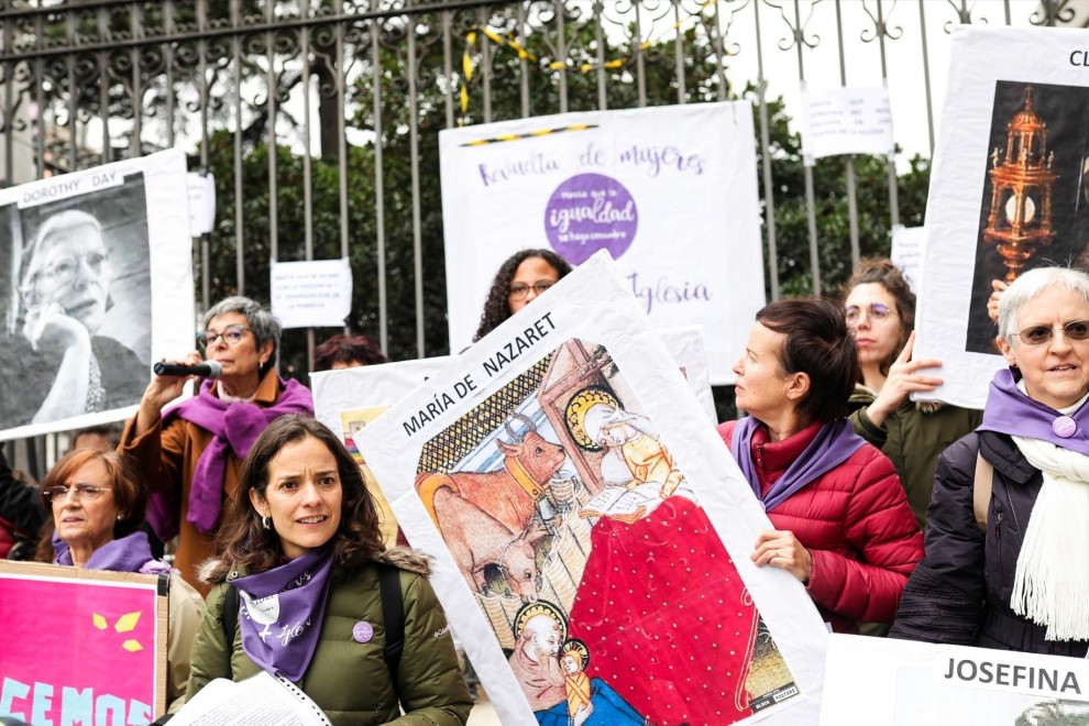 Imagen de archivo de un grupo de mujeres en las concentraciones organizadas por el colectivo Revuelta de Mujeres en la Iglesia, en 2020. — Jesús Hellín / Europa Press