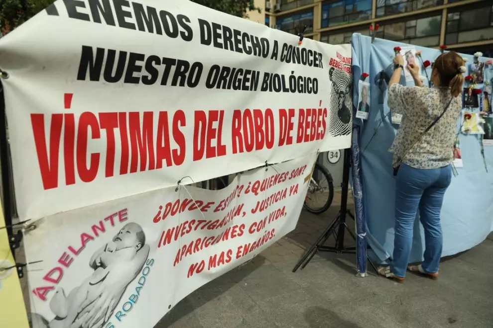 Una mujer participa en una movilización para reclamar la verdad sobre los casos de bebés robados. — Isabel Infantes / EUROPA PRESS