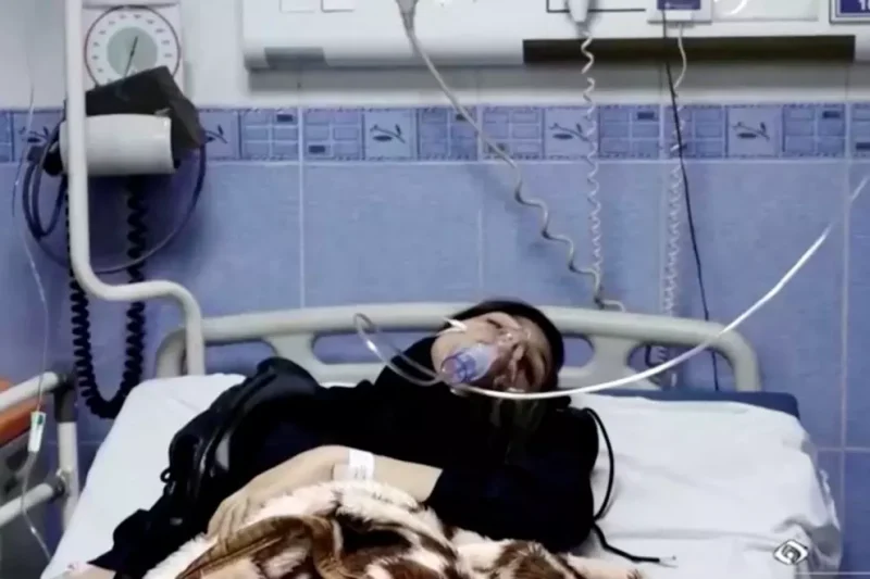 Una mujer joven yace en un hospital iraní a causa de un envenenamiento, a 2 de marzo de 2023. — REUTERS