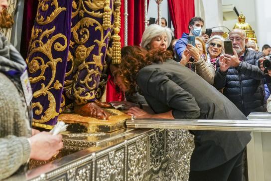 La presidenta de la comunidad de Madrid, Isabel Díaz Ayuso, a los pies del Cristo de Medinaceli, este primer viernes de Cuaresma EFE/BORJA SÁNCHEZ-TRILLO