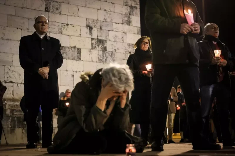 Imagen de la vigilia celebrada frente al Monasterio de San Jerónimo (Lisboa) por las víctimas de abusos sexuales de la Iglesia en Portugal. — Gerardo Santos / Europa Press