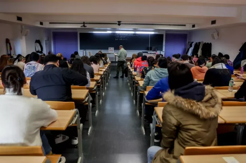 Un grupo de estudiantes en la Facultad de Informática de la Universidad Complutense. — Ricardo Rubio / Europa Press