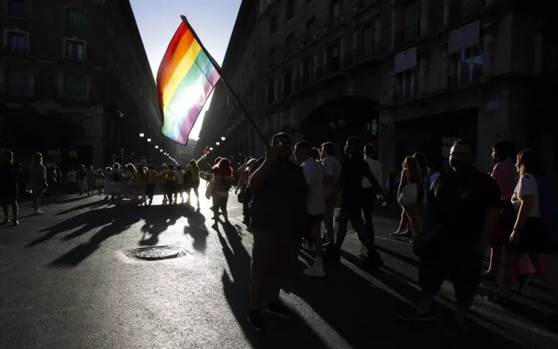 Una bandera LGTBIQ en una manifestación. Imagen de archivo. — Europa Press