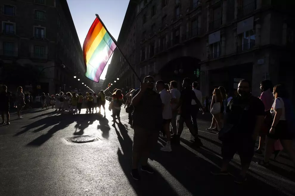 Una bandera LGTBIQ en una manifestación. Imagen de archivo. — Europa Press