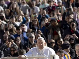 El Papa Francisco a su llegada para presidir la Audiencia General Semanal en la Plaza de San Pedro del Vaticano, este miércoles. — MASSIMO PERCOSSI / EFE