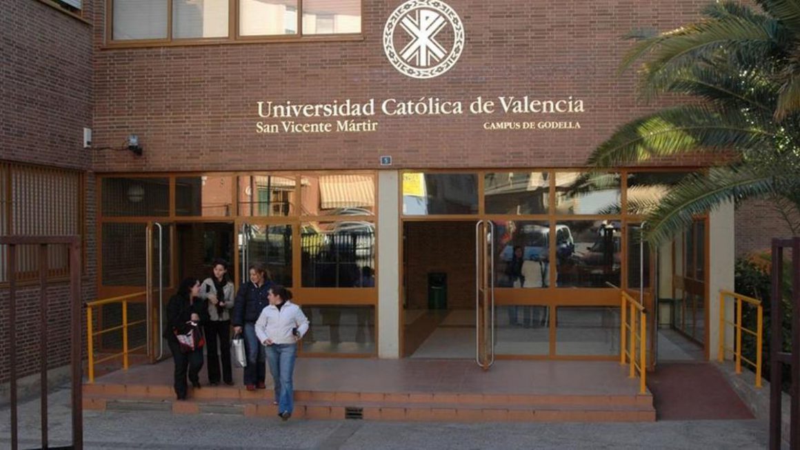 Entrada de la Universidad Católica de Valencia.