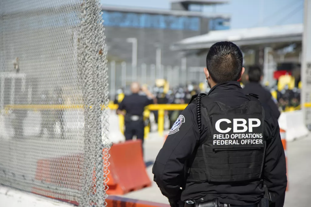 Un agente del Servicio de Aduanas y Protección de Fronteras de Estados Unidos en el puerto de entrada de San Ysidro. (Alejandro Tamayo/The San Diego Union-Tribune)