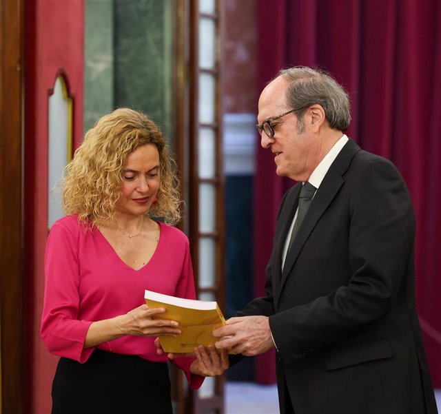 El Defensor del Pueblo, Ángel Gabilondo, entrega el Informe Anual 2022 a la presidenta del Congreso, Meritxell Batet.