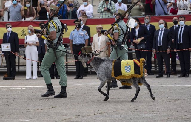 Archivo - Dos legionarios pasean con la cabra de la legión durante el acto del 101 aniversario de la fundación del Tercio de la Legión de Ceuta en el Acuartelamiento García Aldave, a 20 de septiembre de 2021, en Ceuta, (España).
