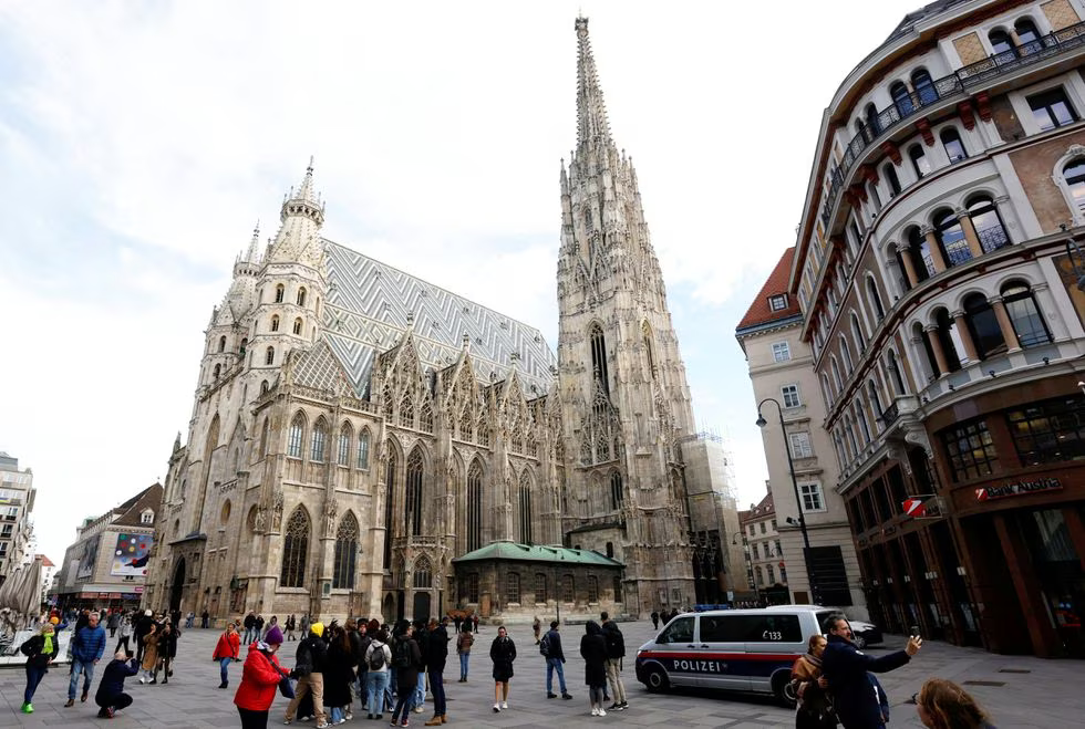 Un coche de la policía pasa junto a la catedral de San Esteban en Viena, este miércoles.LEONHARD FOEGER (REUTERS)