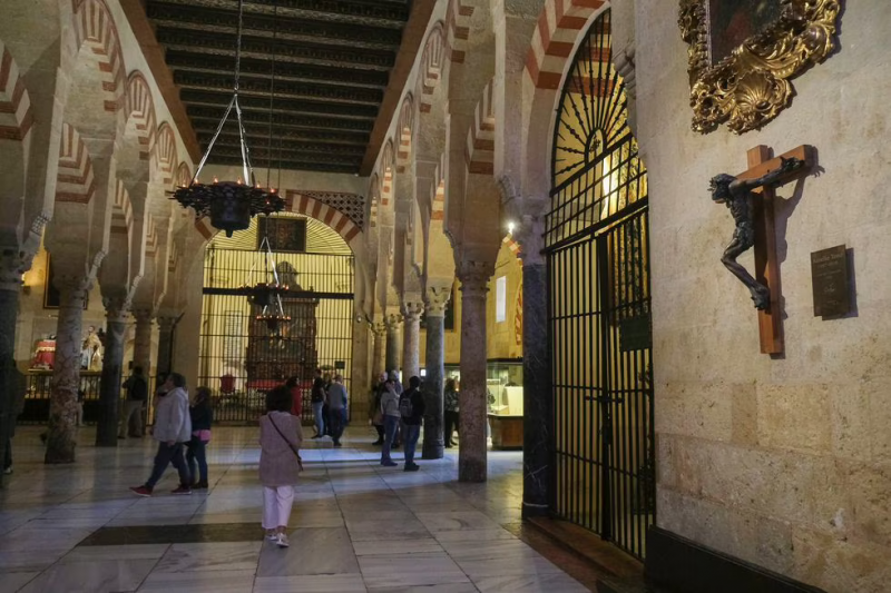 El crucificado de Aurelio Teno, colocado en la mezquita primitiva por el Obispado de Córdoba en 2015.PACO PUENTES