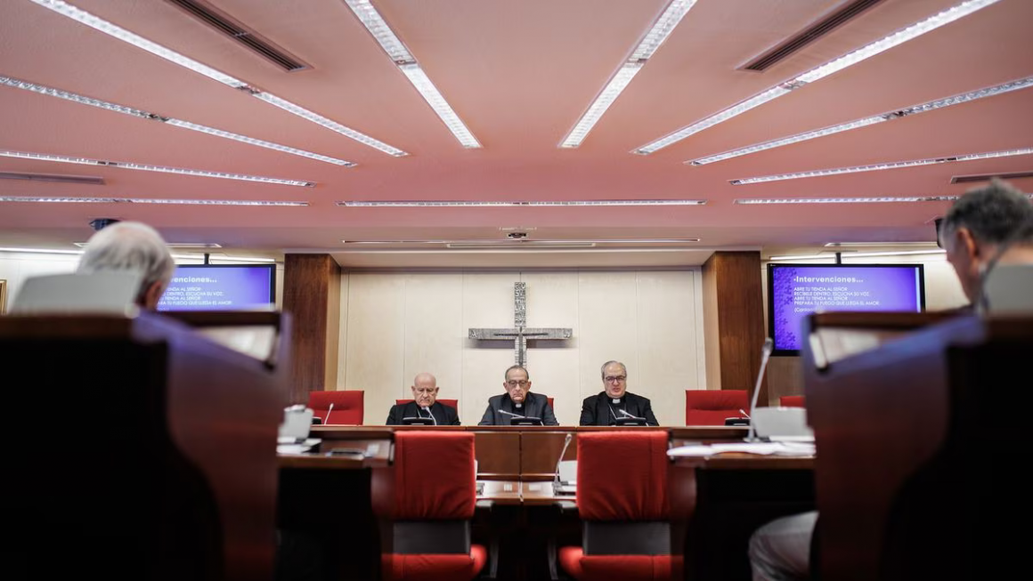 El presidente de la Conferencia Episcopal Española, en el centro, durante una reunión de obispos el pasado febrero.Foto: ALEJANDRO MARTÍNEZ VÉLEZ