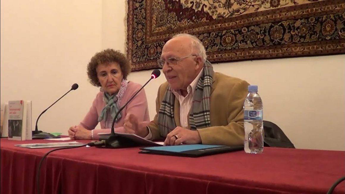 Juan José Tamayo impartiendo la conferencia "Cristianismo y Laicismo", organizado por Córdoba Laica y presentado por una de sus integrantes, Carmen García Ballesteros.