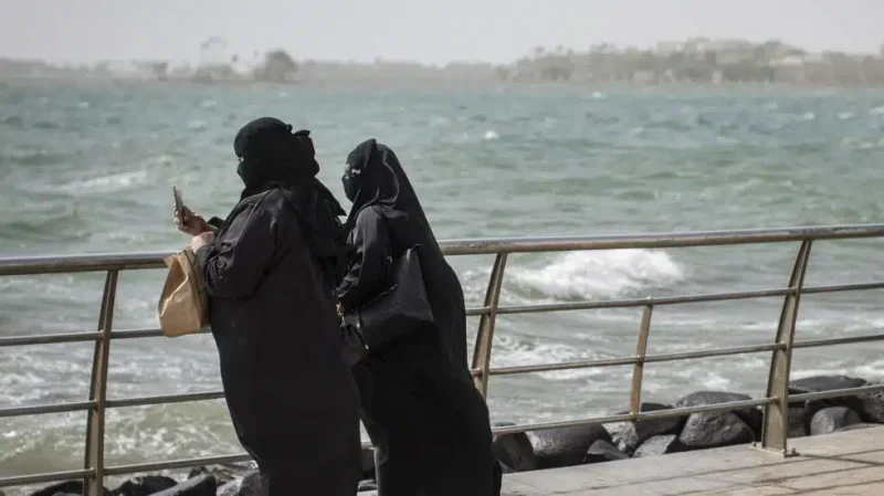 Mujeres en el paseo marítimo de Yeda (Arabia Saudí). EP