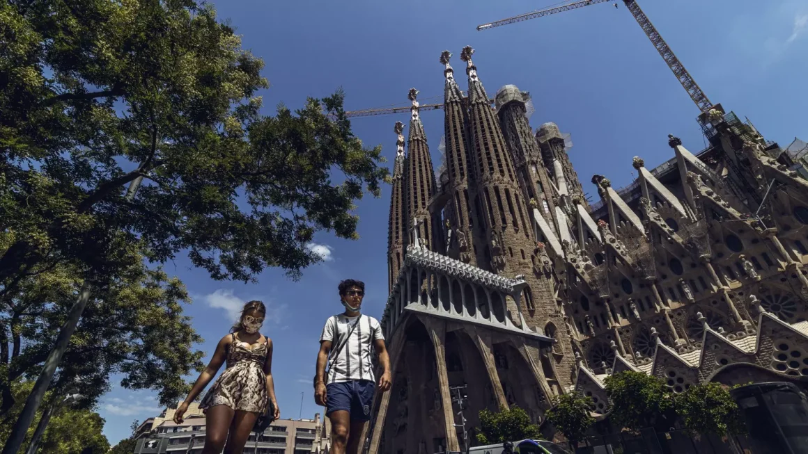 Turistas paseando frente a la Sagrada Familia de Barcelona / Europa Press