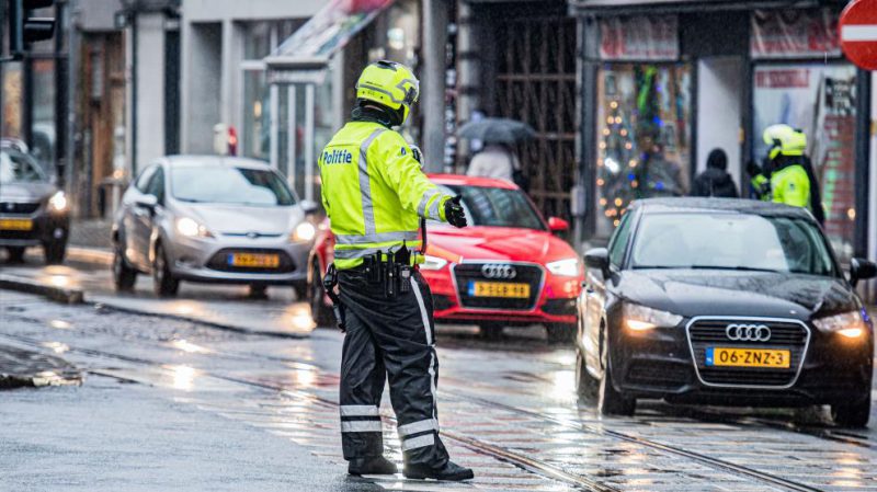 Un policía en la ciudad belga de Amberes regula el tráfico durante una operación antiterrorista en una foto de archivo.Jonas Roosens vía Europa Press