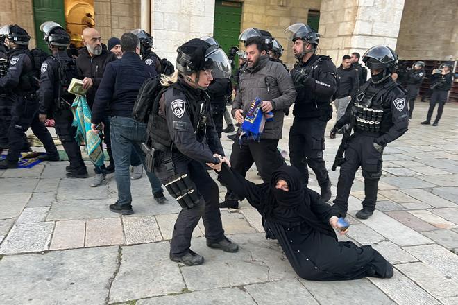 Enfrentamientos entre policía israelí y palestinos en la mezquita de Al Aqsa.